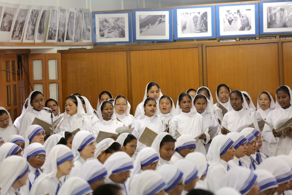  Nuns take part in a prayer during a mass marking Mother Teresa's 19th death anniversary  in Calcutta