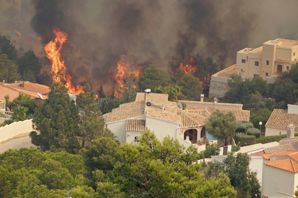  Trees burn dangerously close to homes in Benitatxell, Spain