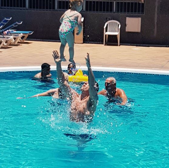 Bubbly Ritchie plays with little Ella in the pool