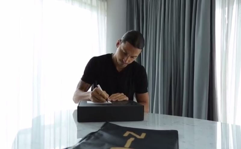 Ibrahimovic writes the label addressed to Claudio Bravo at Manchester City