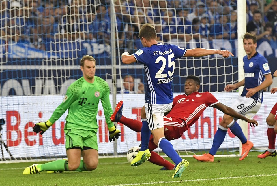  Schalke's Klass Jan Huntelaar came closest to scoring for the hosts as Bayern were frustrated for much of the game