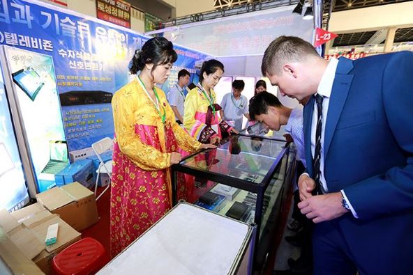 Buyers inspect the tablets on offer