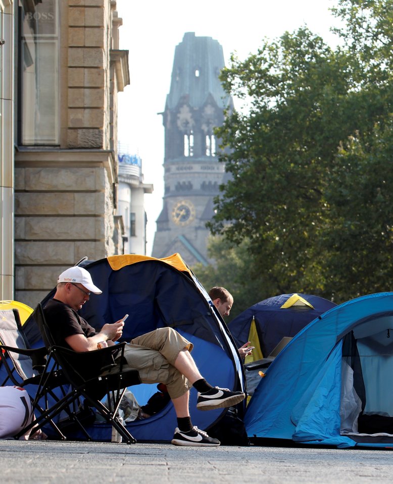  Phone fans wait outside an Apple Store in Berlin ahead of the iPhone 7 release