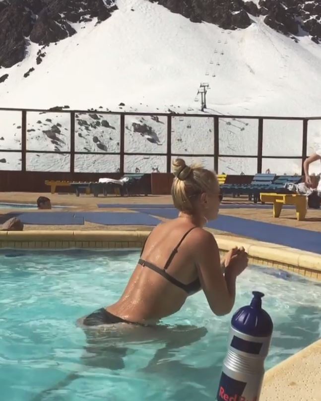  Lindsey Vonn wears a skimpy black bikini as she squats in a pool