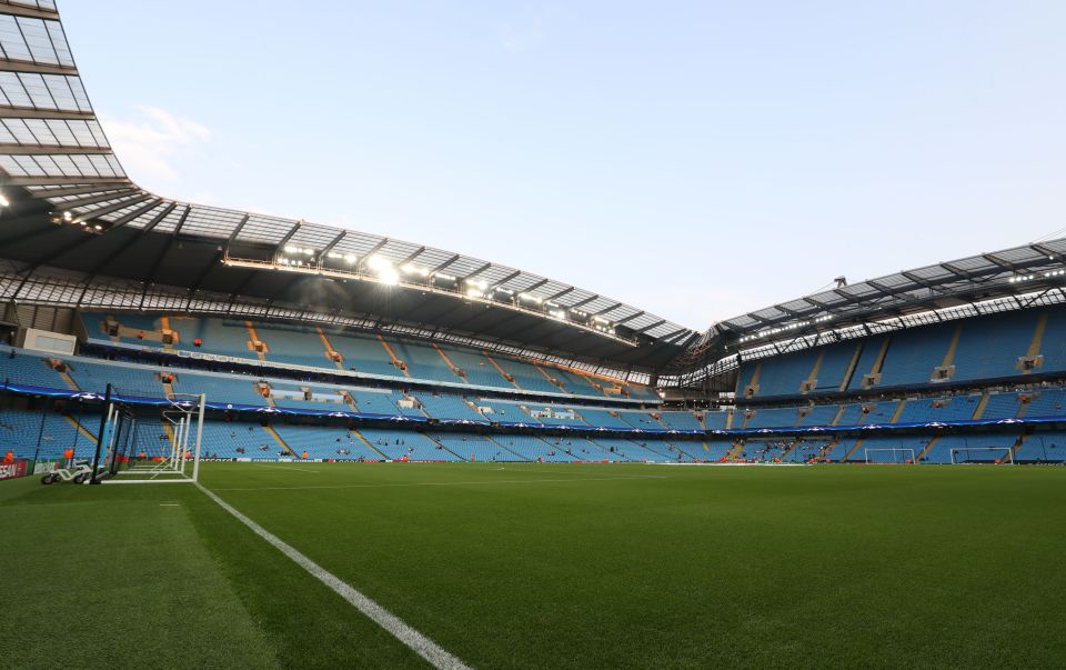  The turf of the Manchester City stadium has been covered in garlic