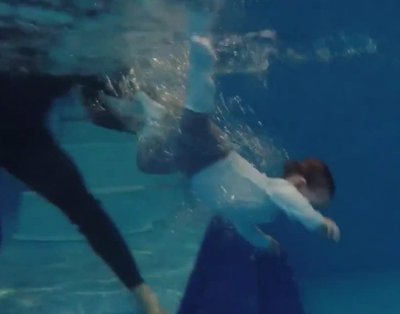  A child is dramatically plunged into the water