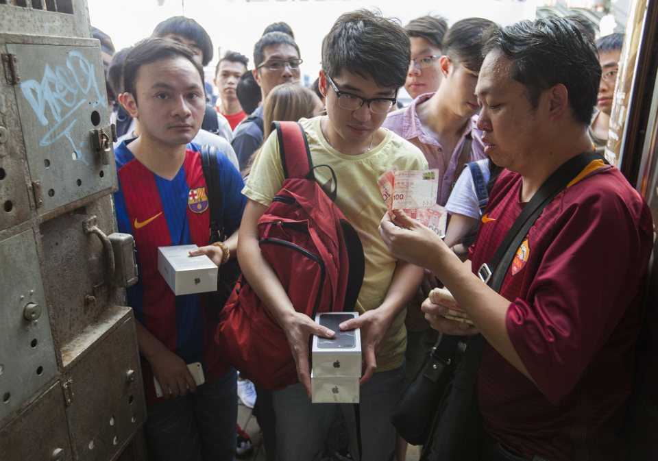  HONG KONG ... Street dealers buy customer's first iPhones to sell on in Hong Kong just hours after the phone launched