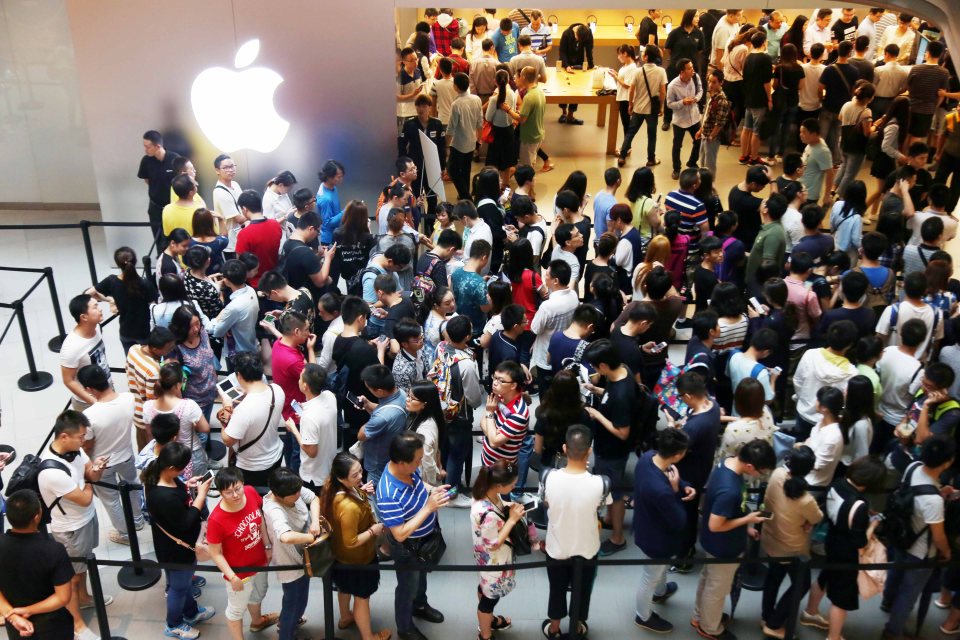  There were dense crowds of Apple fans Nanjing Road pedestrian shopping street in Shanghai