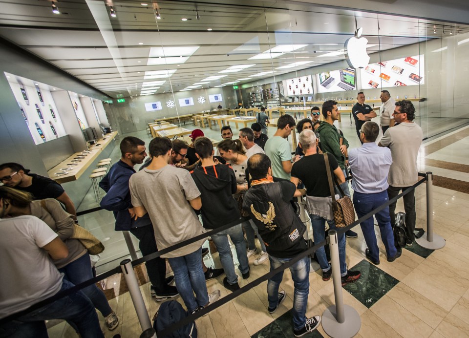  Crowds gathered in Bergamo to get their hands on the new iPhone 7