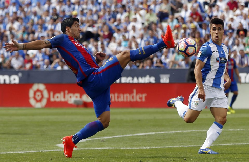  Suarez stretches for the ball as he again puts the Leganes defence under pressure