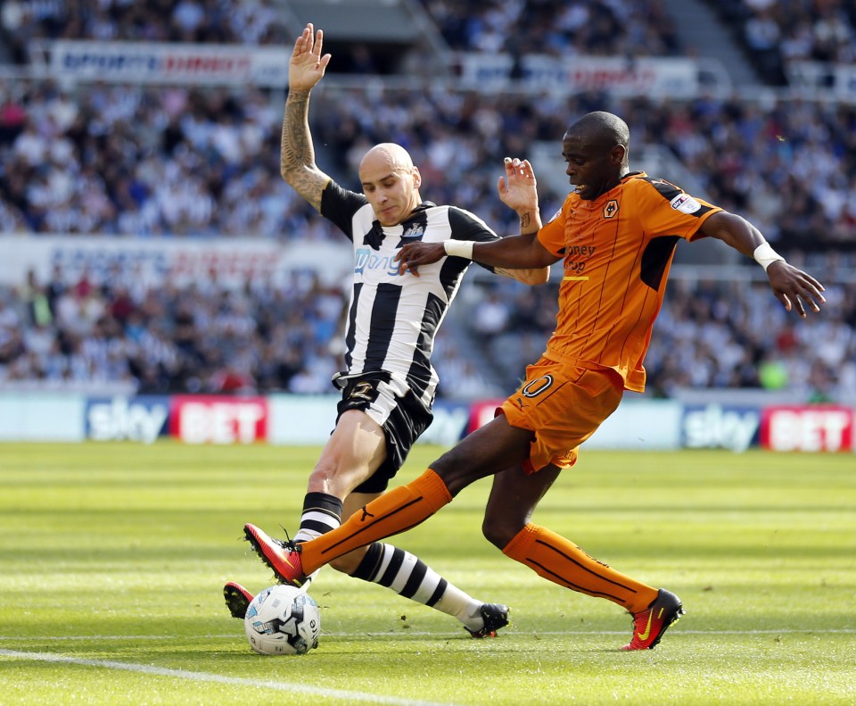  Jonjo Shelvey battles with Prince Oniangue