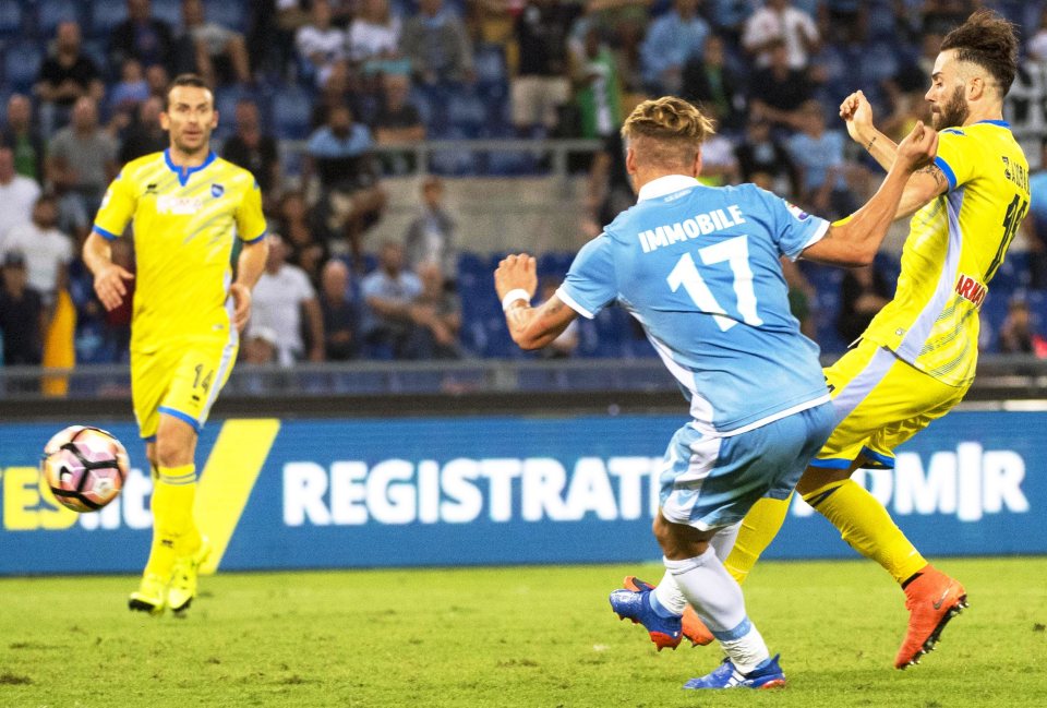 epa05544922 Lazio's Ciro Immobile (C) scores the 3-0 lead during the Italian Serie A soccer match between SS Lazio and Delfino Pescara 1936 at Olimpico Stadium in Rome, Italy, 17 September 2016. Lazio won 3-0. EPA/CLAUDIO PERI