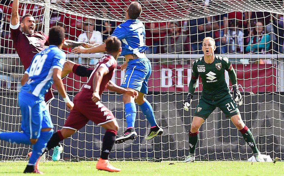 epa05546240 Torino's goalkeeper Joe Hart (R) in action during the Italian Serie A soccer match between Torino FC and Empoli FC at Olimpic Stadium in Turin, Italy, 18 September 2016. EPA/ALESSANDRO DI MARCO