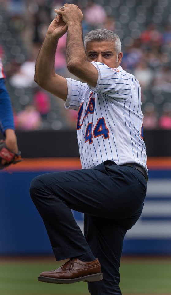  London mayor Sadiq Khan threw the first pitch for the New York Mets last night