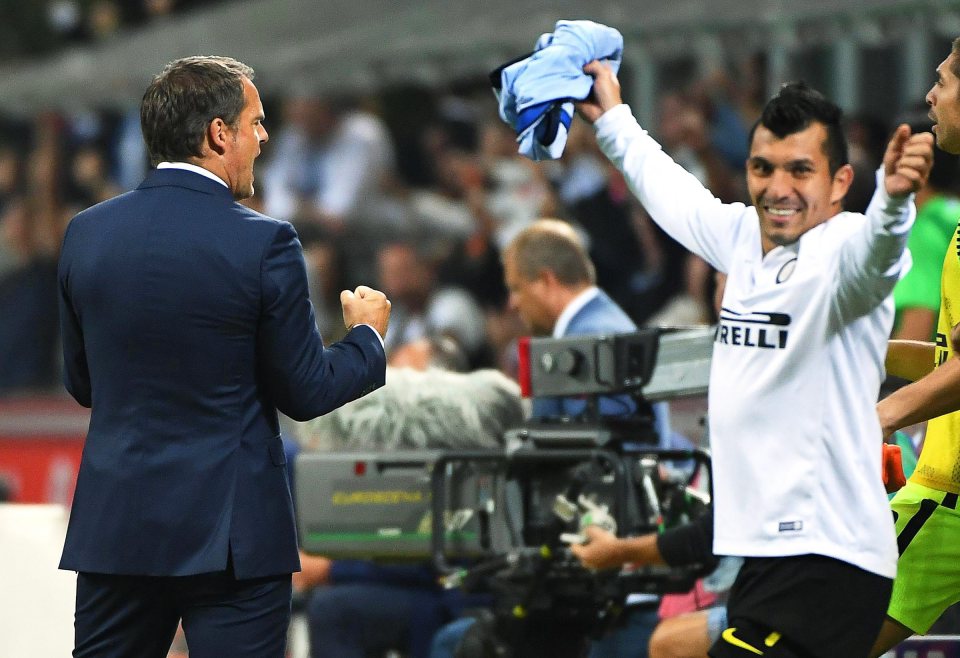 epa05546597 Inter's head coach Frank de Boer (L) celebrates after the Italian Serie A soccer match between Inter Milan and Juventus FC t the Giuseppe Meazza stadium in Milan, Italy, 18 September 2016. Inter won 2-1. EPA/DANIEL DAL ZENNARO