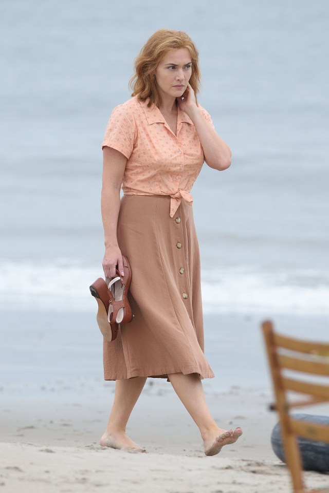  Kate Winslet takes a stroll along the beach