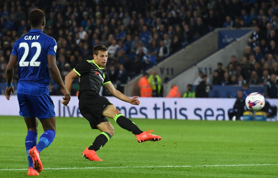  Cesar Azpilicueta fires a brilliant volley home to make it 2-2 at the King Power