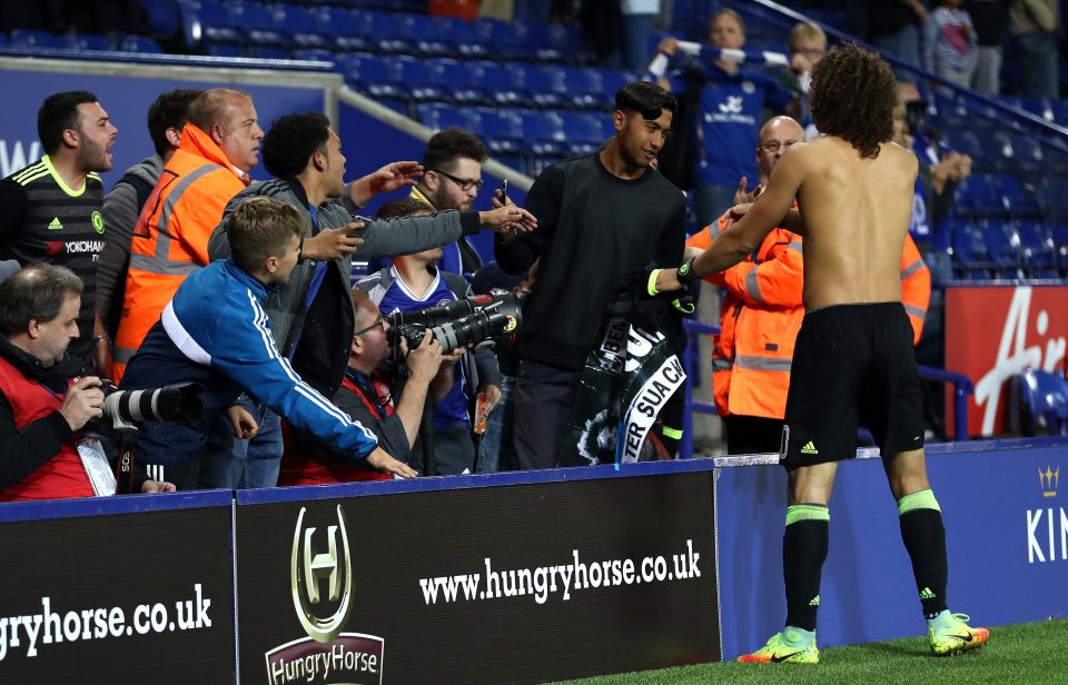  The fan was delighted with Luiz's gift