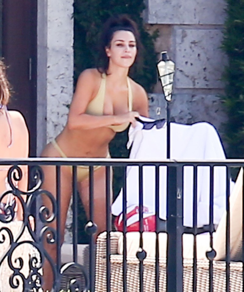  Kim went make-up free for her day by the pool