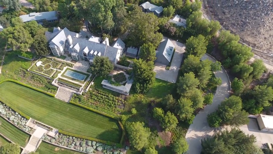  Famous guest ... Tom Cruise stays in villas behind the massive Bonnie View mansion