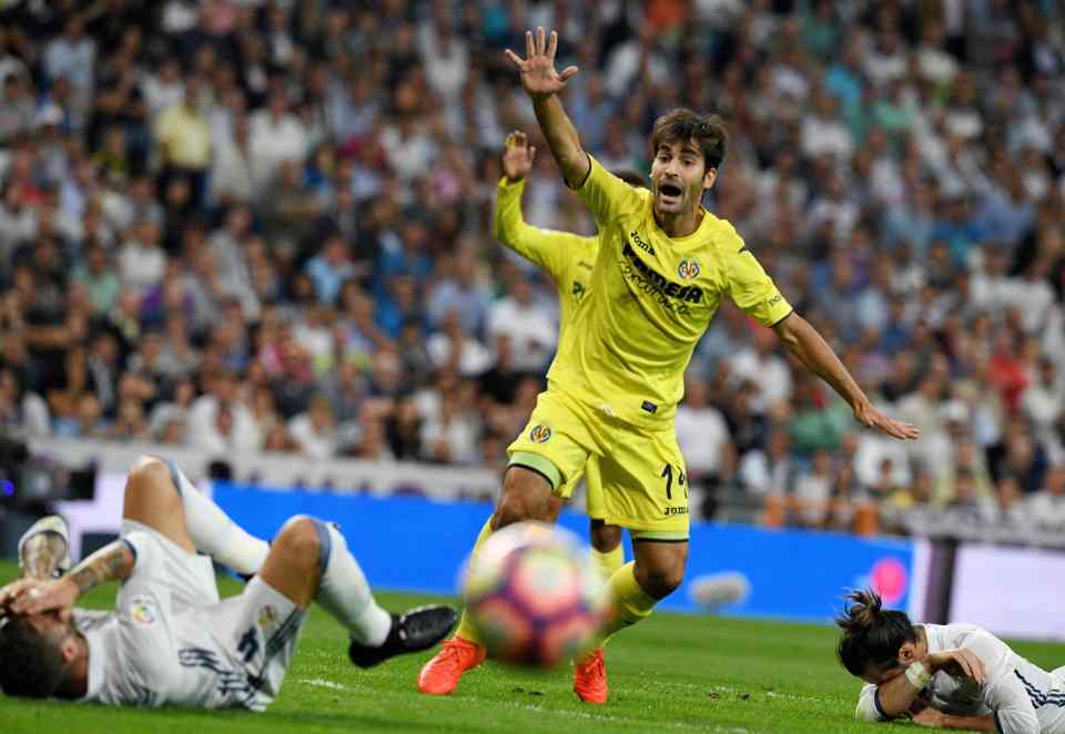  Manu Trigueros appeals for penalty after Sergio Ramos' handball