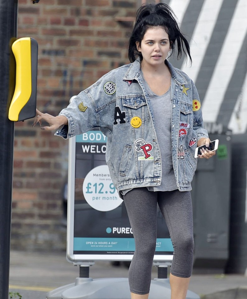 Scarlett showed off her slim pins in a pair of dark grey cut off leggings 