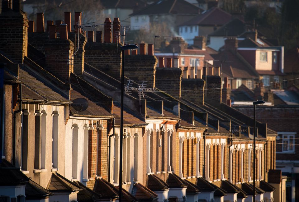  Average house prices drop by 60 per cent from £741,919 in central London to £294,903 in commuter towns outside of London