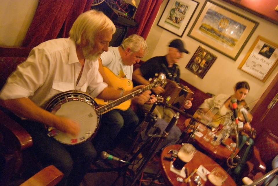  Traditional music in the bar