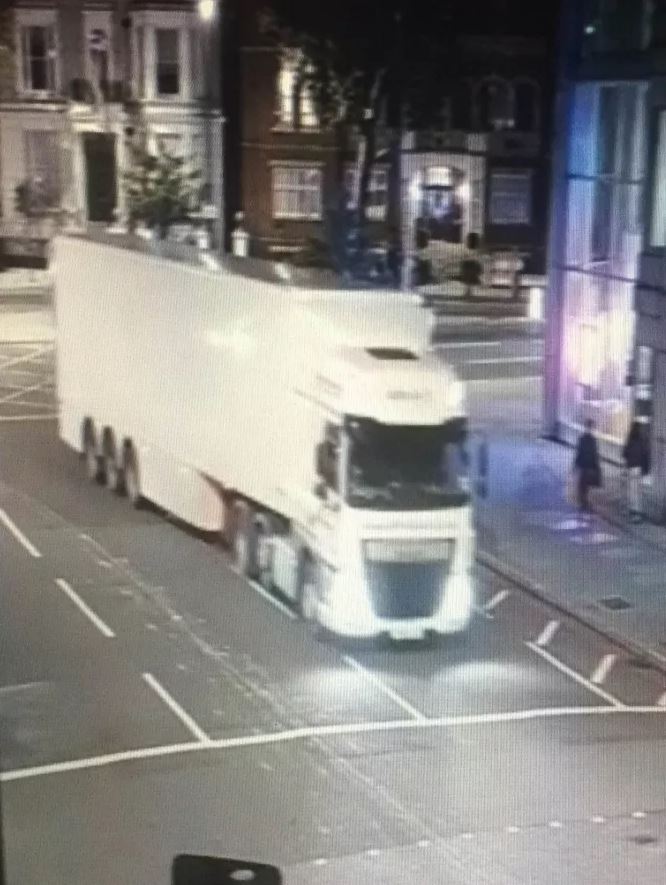  The Met police is hunting the driver of a lorry which was involved in a fatal collision last night