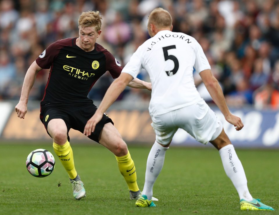  De Bruyne takes on Swansea defender Mike van der Hoorn before he was injured in the 3-1 victory for Man City on Saturday