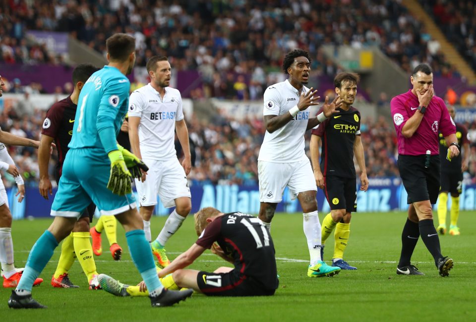  Swansea star Leroy Fer argues with referee Neil Swarbrick after he awards Manchester City a penalty for a foul on Kevin De Bruyne