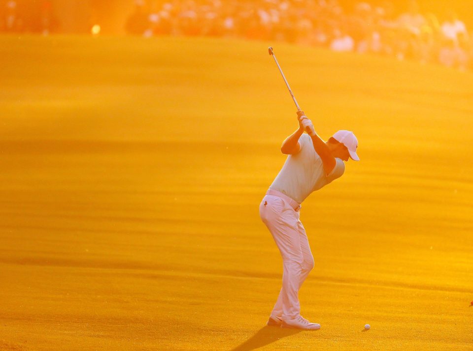  Golden evening sunlight as Rory McIlroy fires in approach shot at final play-off hole in Atlanta