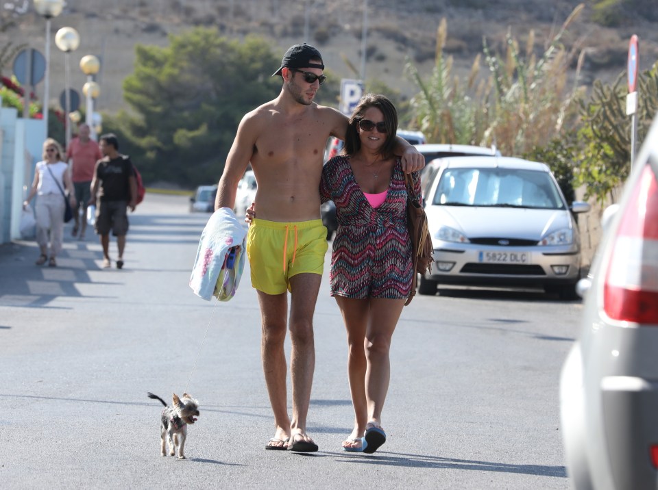  The pair strolled back to their car after they're beachside bonding