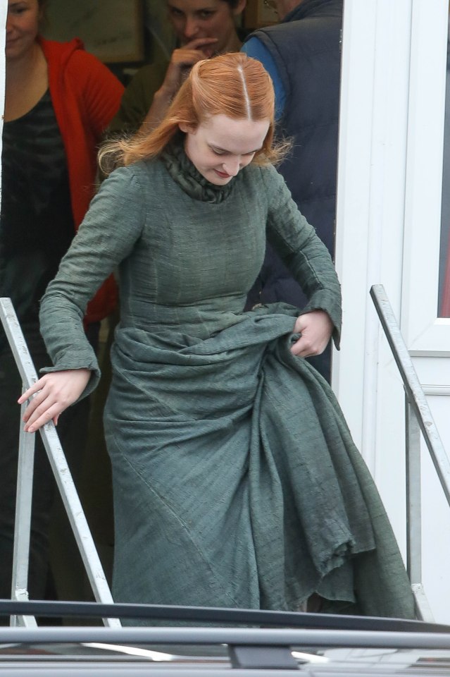  Sophie Turner's body double was spotted on set in a dark green dress