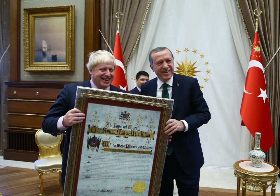  Turkish President Recep Tayyip Erdogan presents a replica of a letter sent by Manchester Mayor Robert Neil to Ottoman Sultan Abdulaziz l. to Boris Johnson