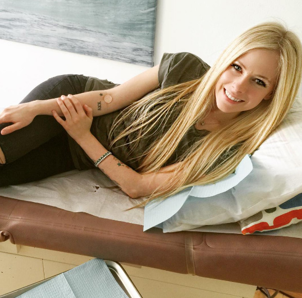 The blogger reckons the fake Avril is shorter and has a different nose