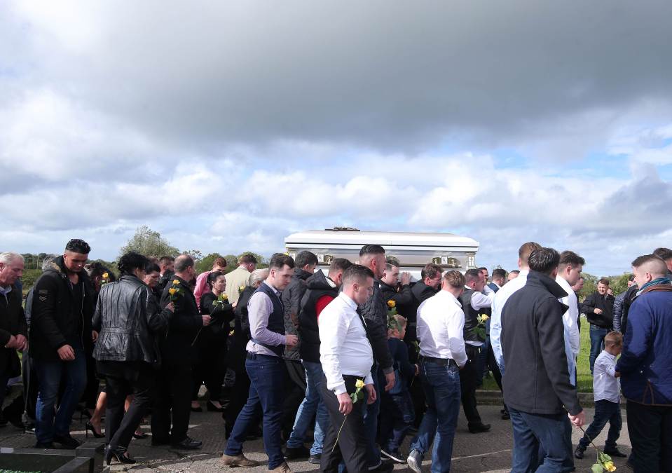  Huge crowds of mourners took part in the ceremony by carrying flowers