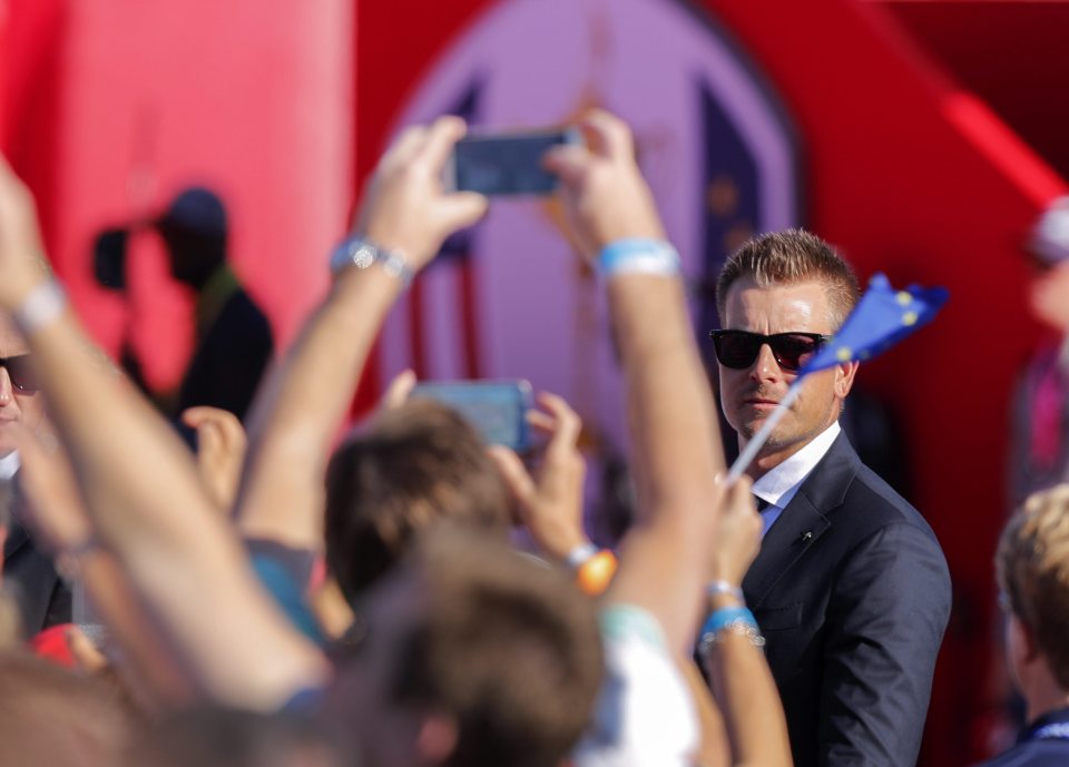  Henrik Stenson keeps cool as fans wave flags ahead of the 41st Ryder Cup