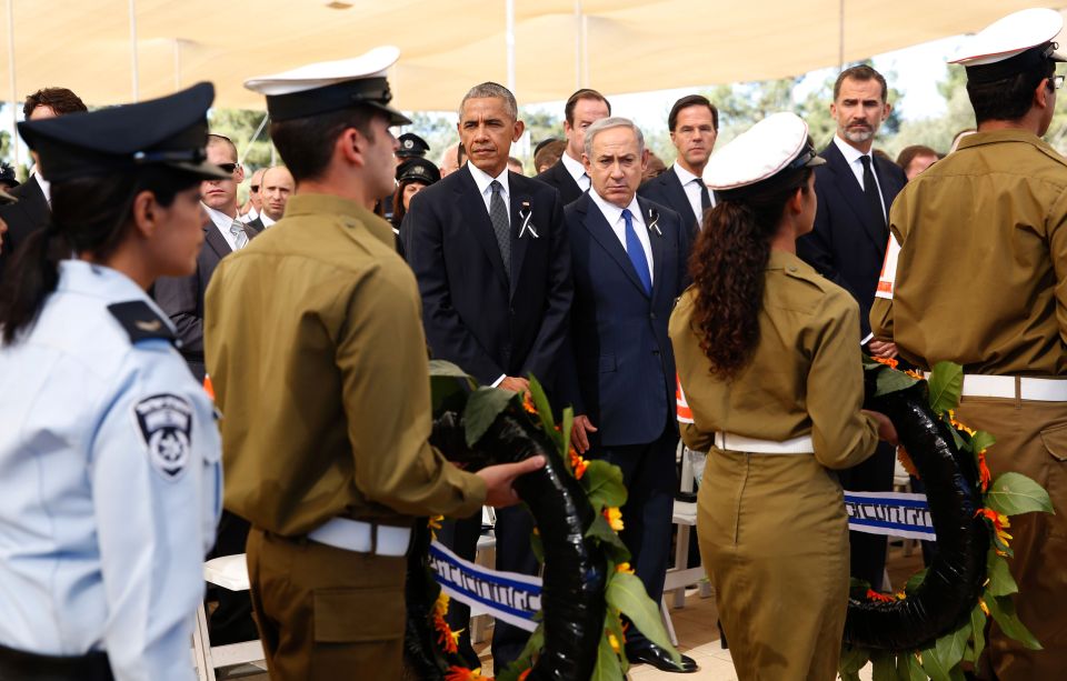  President Obama and Israeli PM Benjamin Netanyahu look on as Israeli soldiers pass by with wreaths of flowers