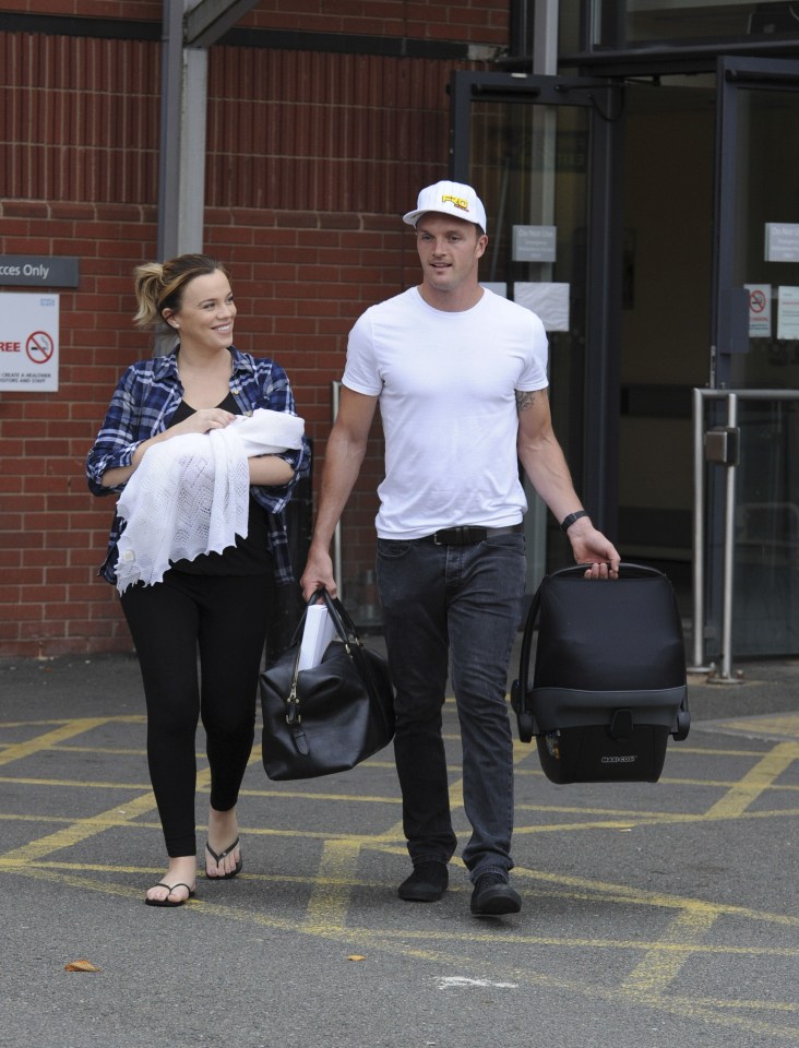  Maria Fowler and boyfriend Kelvin Batey were a picture of happiness as they left the hospital with their baby girl