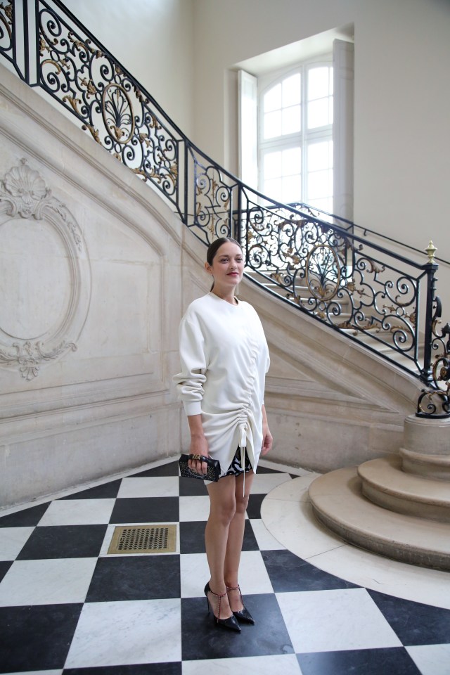  Marion Cotillard hid her baby bump with a long, ruched top