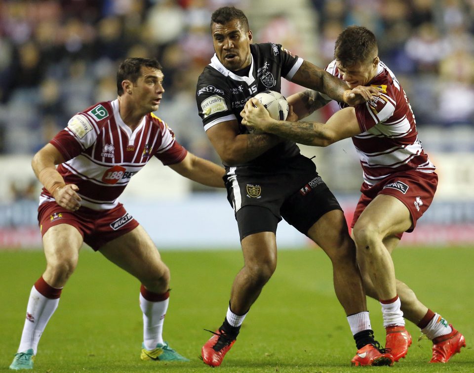 Hull FCs Fetuli Talanoa fends off Matty Smith