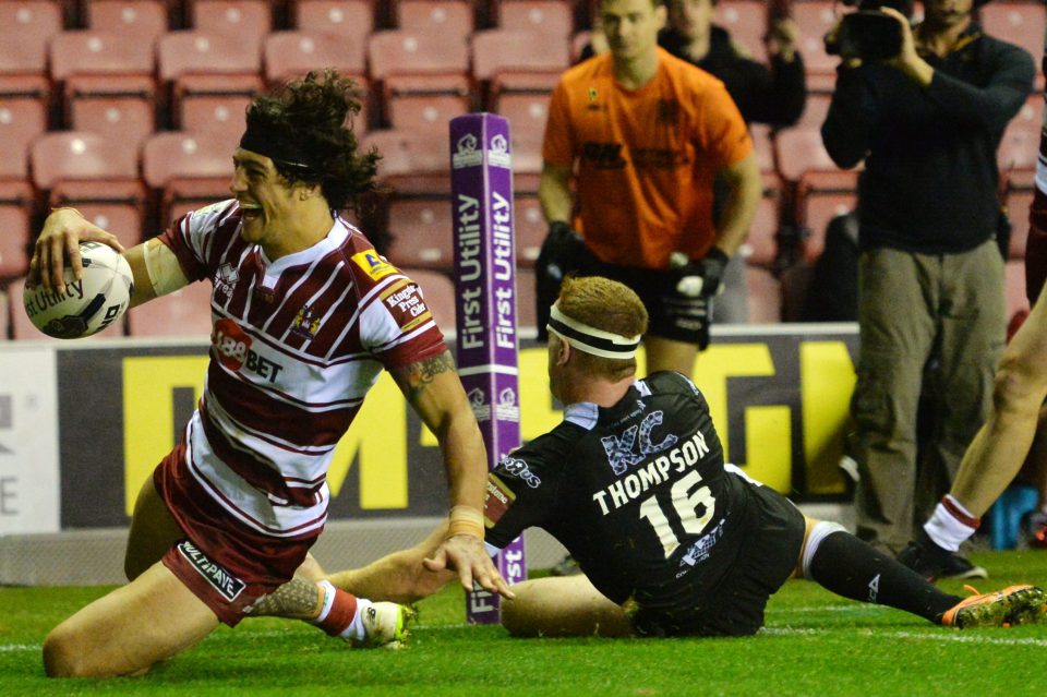 Warriors' Anthony Gelling beats Hull FC's Jordan Thompson to score