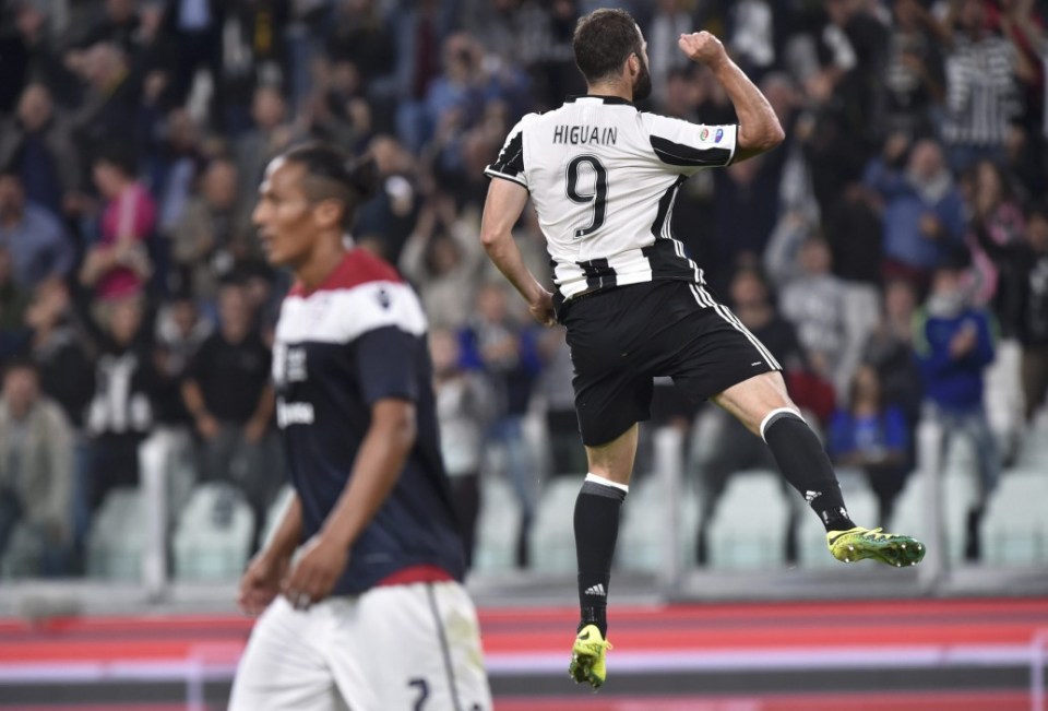  Gonzalo Higuain celebrates after scoring on second Juventus start