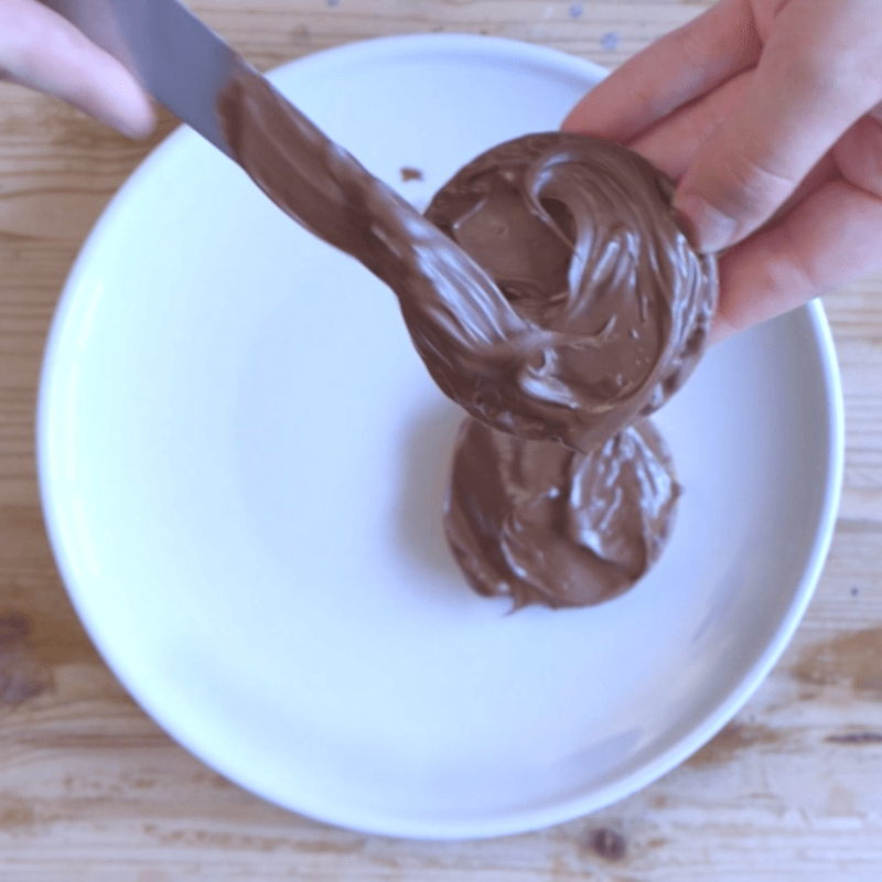 Spread chocolate on each side