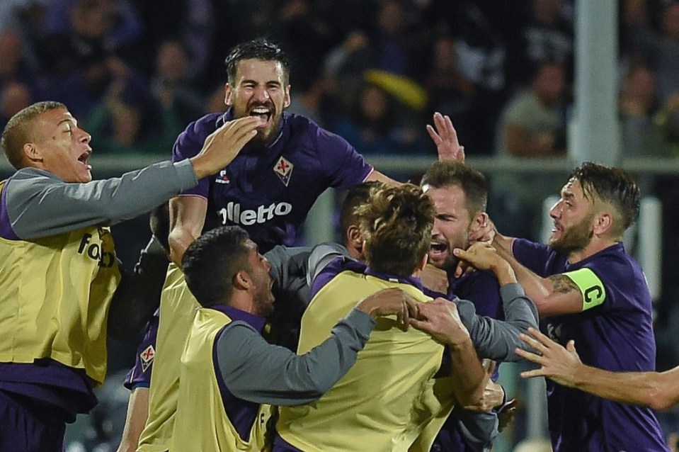 Fiorentina's midfielder from Croatia Milan Badelj (2nd R) celebrates with his team mates after scoring against AS Roma during the Italian Serie A football match Fiorentina vs Roma, on September 18, 2016 at Florence's "Artemio Franchi" comunal stadium. / AFP PHOTO / ANDREAS SOLAROANDREAS SOLARO/AFP/Getty Images