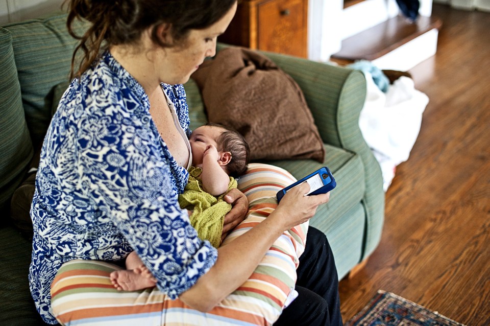  Experts have said breastfeeding while checking your mobile is a bad idea