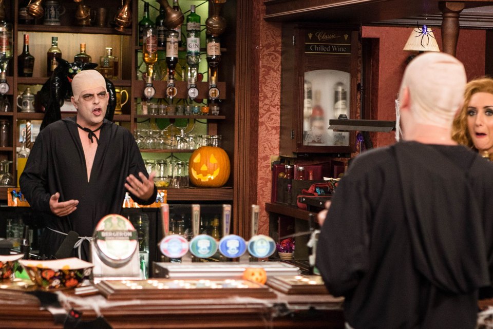  Coronation Street: Steve's gets in the party spirit at The Rovers Halloween shindig