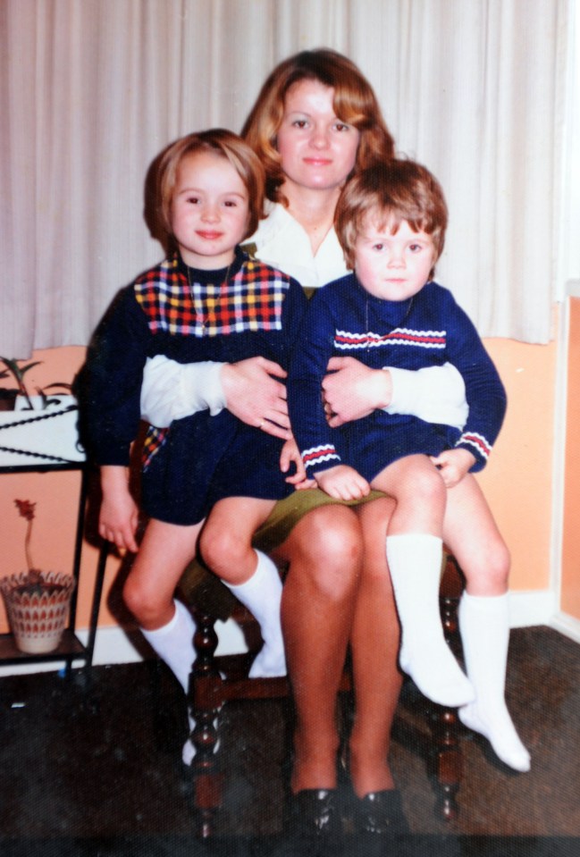  Amanda Holden (left) age 4 with her mum Judith and sister Debbie age 3