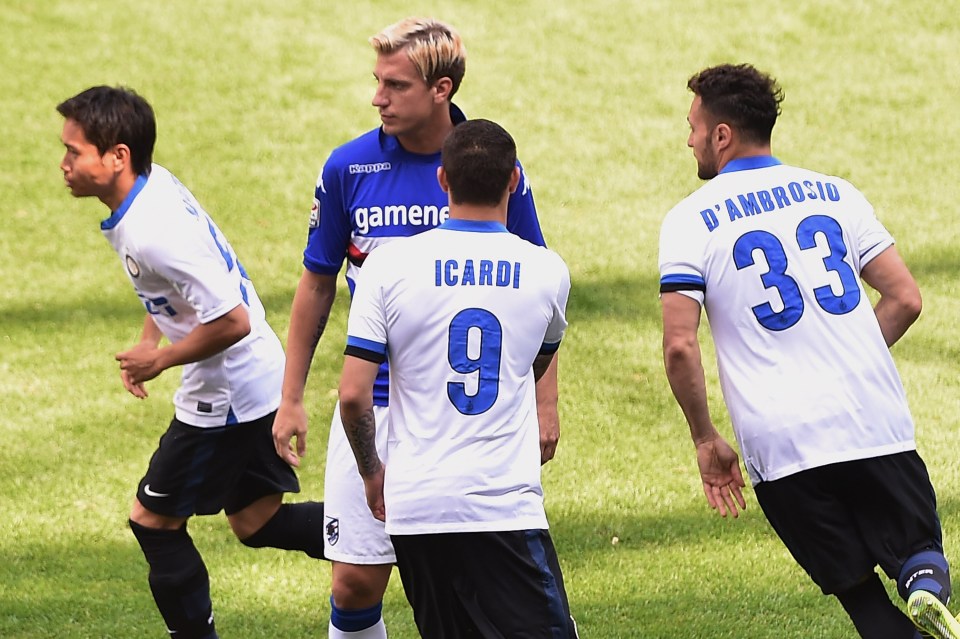  Maxi Lopez refuses to shake hands with Mauro Icardi during pre-match ritual